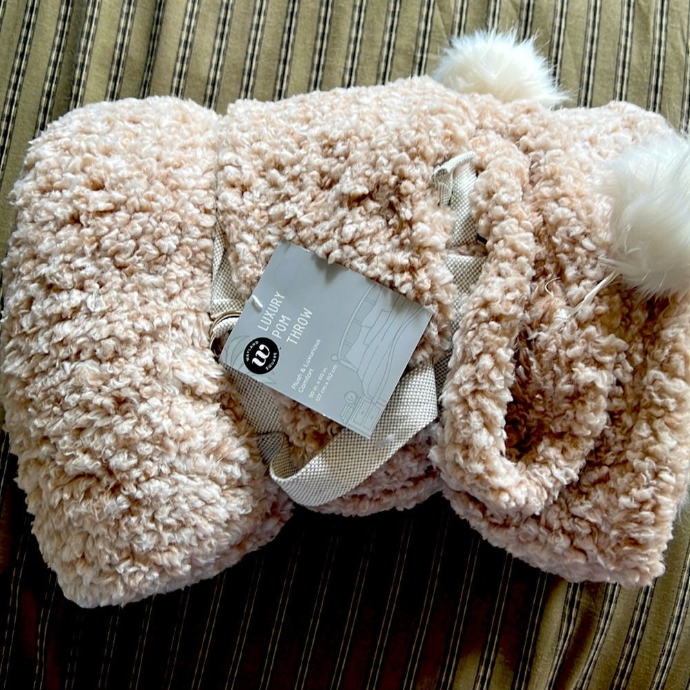 Wayland Square Luxury Pom Throw 50x60 New plush and luxurious comfort Brown